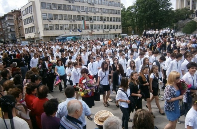 Хубаво време и кръшно хоро за празника днес в Габрово