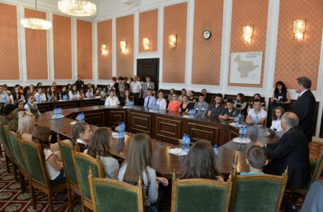 38 ученици с награди по случай 24 май