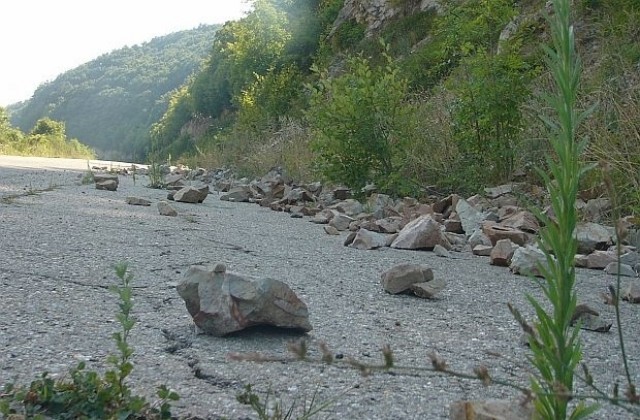 Повишена е опасността от падащи камъни в Смолянско