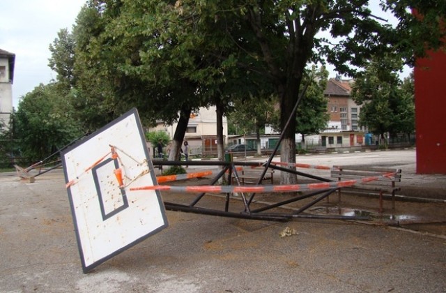 Демонтират 5 рискови баскетболни коша от двора на ОУ Славейков