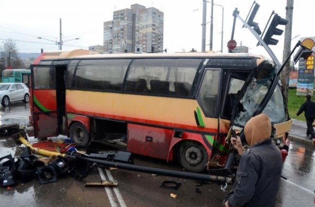„Фолксваген“ се заби челно в рейс, трима пострадаха
