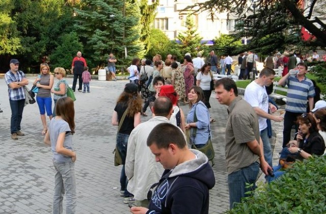 Над 60 великотърновци втора вечер протестираха срещу Пеевски и кабинета Орешарски