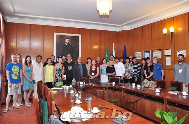 Театрали от четири континента посетиха Община Враца