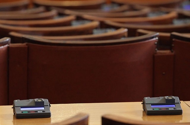 Депутатите одобриха спешния пакет от мерки на Орешарски