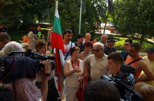 Протестите срещу Каймаканов продължават