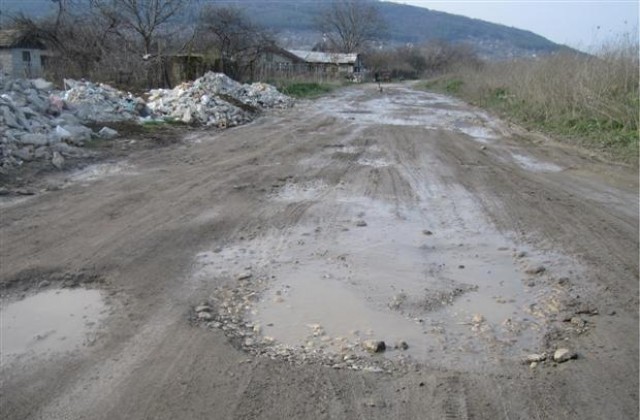 Пътят Разград-Кубрат остава затворен