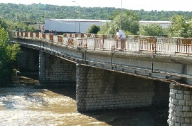 За 1,6 млн възстановяват пропадналия мост над р. Осъм