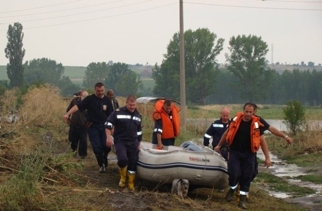 Спасяват с лодки двама дядовци в Черноконево