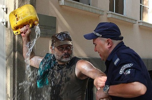 Протестиращият Чавдар Янев направи опит да се самозапали (СНИМКИ)