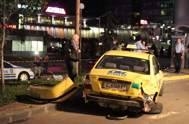 Повдигнаха обвинения на таксиджията, помел 12 човека на спирка