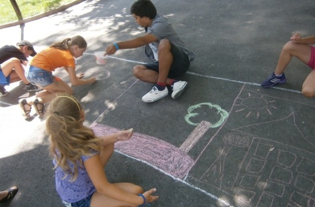 Деца рисуват правата си върху асфалт