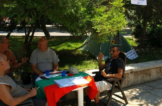 Психично болен нападна палатков лагер на протестиращи в Пловдив