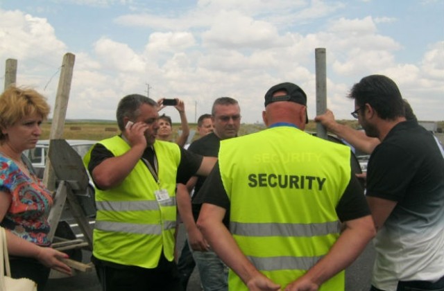 Депутати от ГЕРБ незаконно премахнаха заграждения на магистрала „Тракия”