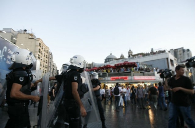 Нови сблъсъци между демонстранти и полицията в Истанбул
