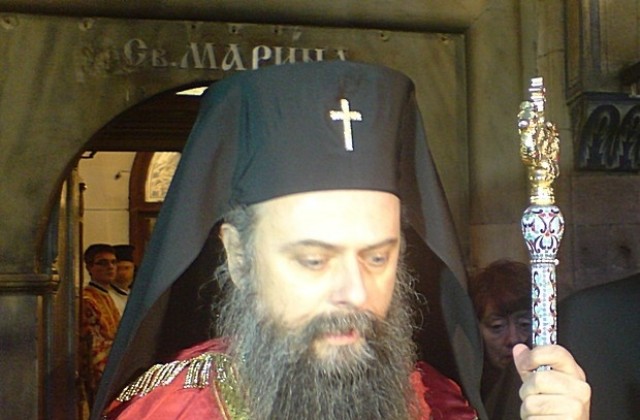 Митрополитът носи осветените одежди на Света Петка в Смолян