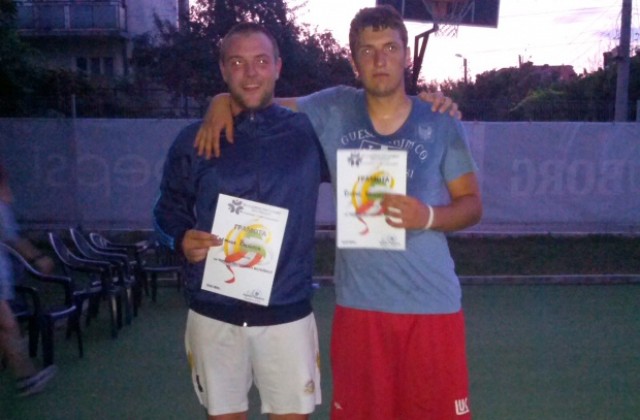 Велинов и Иванов спряха футболистите Сулик и Чавдаров на финала на волейболния турнир