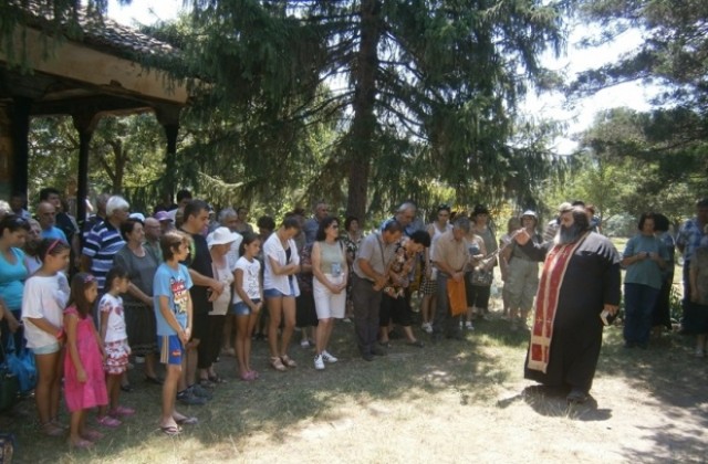 Близо 150 еленчани се поклониха в Къпиновския манастир