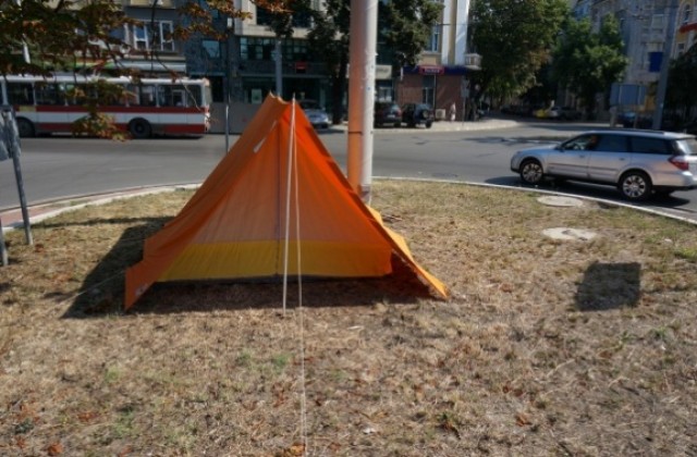 Празна палатка все още протестира до гарата
