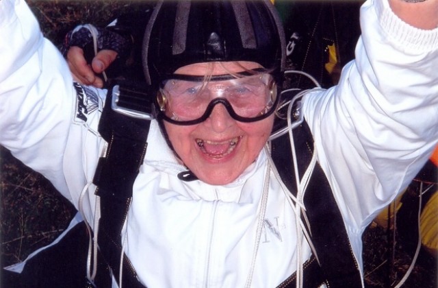 79-годишна варненка посвети десетия си парашутен скок на празника на Варна