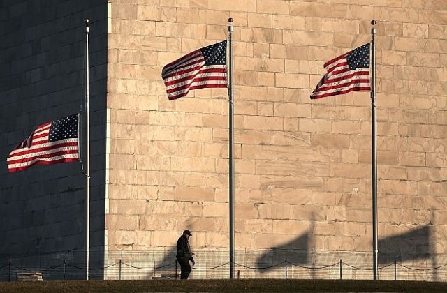 САЩ затварят над 20 посолства заради терористична заплаха