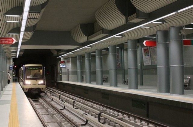 Жена се хвърли пред влак в метростанция „Западен парк”