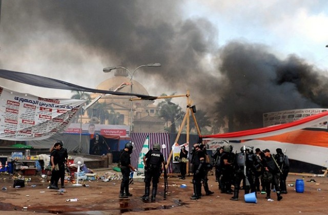 Десетки убити при сблъсъци в Кайро, над 500 са ранените