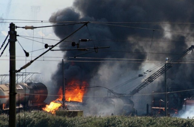 Мъж е с 90% изгаряния след пожар в петролна база край Езерово (СНИМКИ)