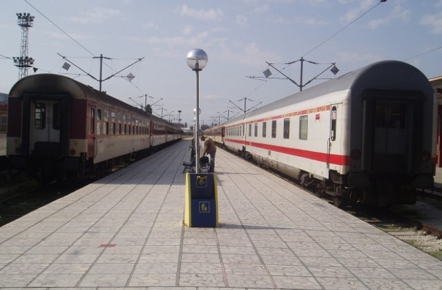 Остава прекъснато движението на влаковете в участъка между Езерово и Тополите