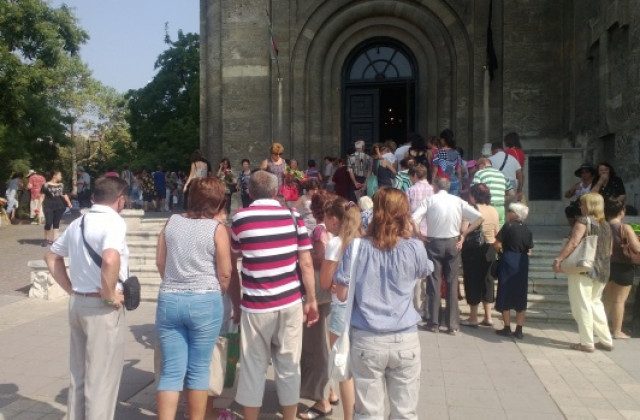На Голяма Богородица варненци се помолиха за ранените край Езерово