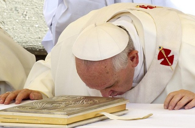 Папа Франциск се помоли за жертвите в Египет