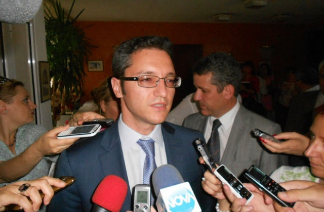 Кристан Вигенин призова българите да не пътуват до Египет