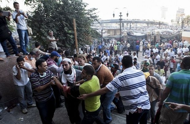 Над 80 убити и стотици арестувани при сблъсъци между граждани в Кайро