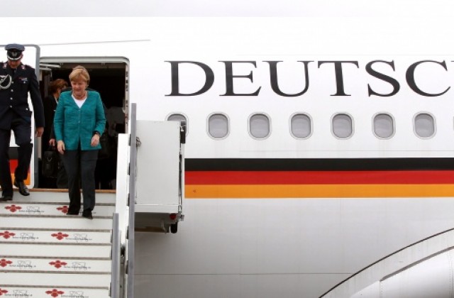 Натрапник проникна в самолета на канцлера на Германия