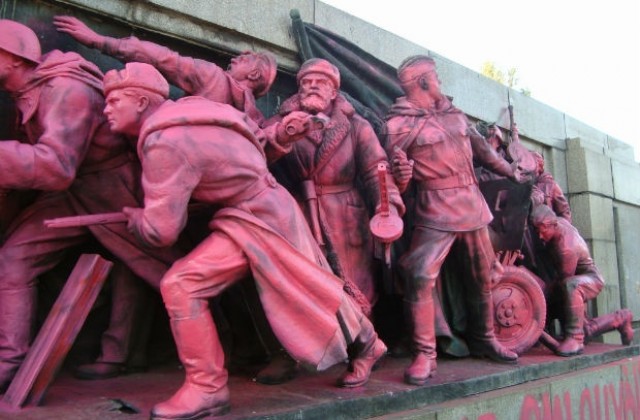 Паметникът на Съветската армия осъмна в розово и с надпис България се извинява