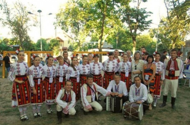 Еленските танцьори завладяха публиката на фестивал в Румъния