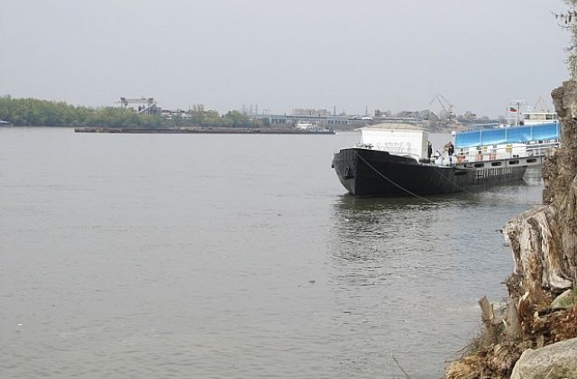 Нивото на Дунав при Лом спадна с още 16 см и е критично за корабоплаването