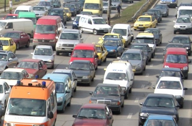 Интензивен трафик и колони от автомобили по пътищата през неделния ден