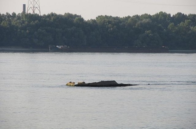 Останки от потънал преди 35 години кораб се показаха в Дунав
