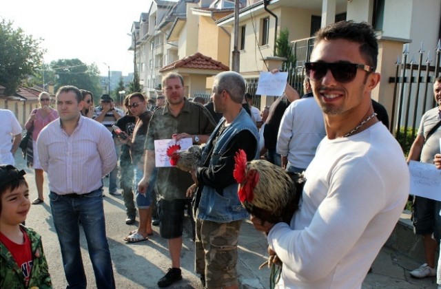 Борисов си хапел ръката, докато Петна, Шамари и Дудуци протестирали пред дома му