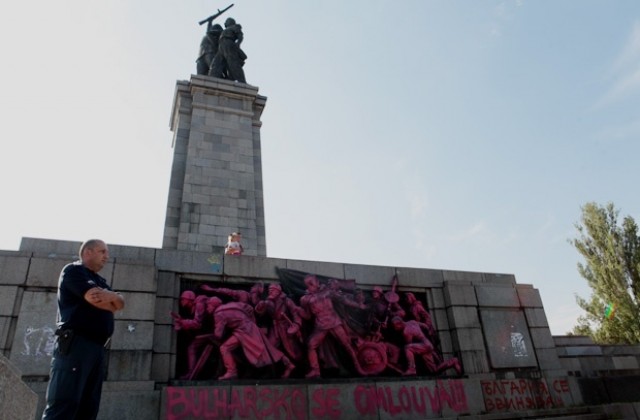 Повдигнаха обвинение за изрисуването на паметника на Съветската армия