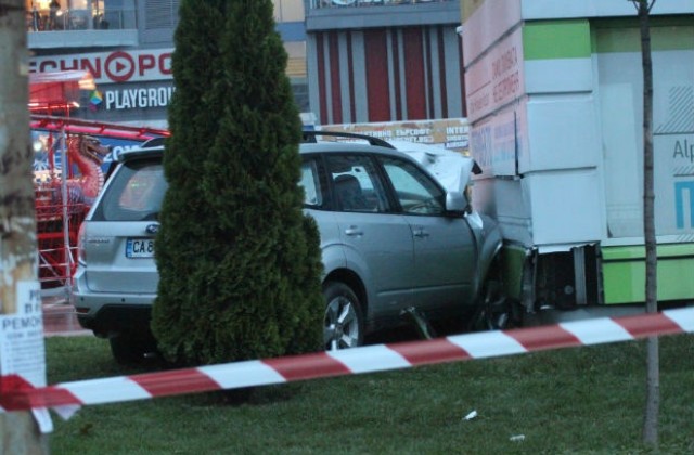 Подобрява се състоянието на пострадалия при катастрофата пред мола в София