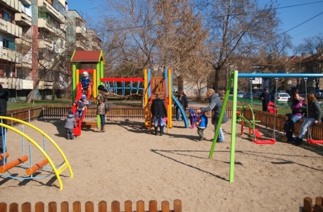 Вместо ремонт на детски площадки, изгребват пясъчници