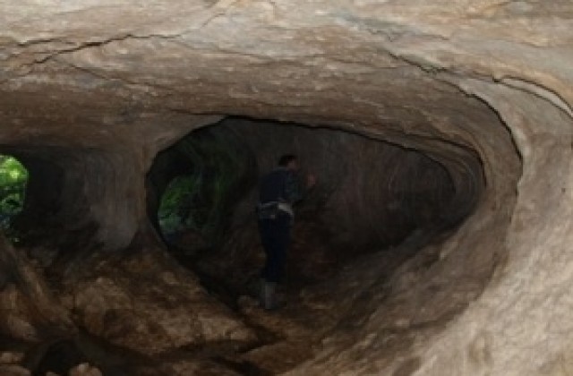 Турист откри труп в пещерата „Проходна