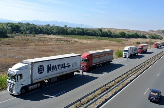 Частично падна блокадата на българо-турската граница