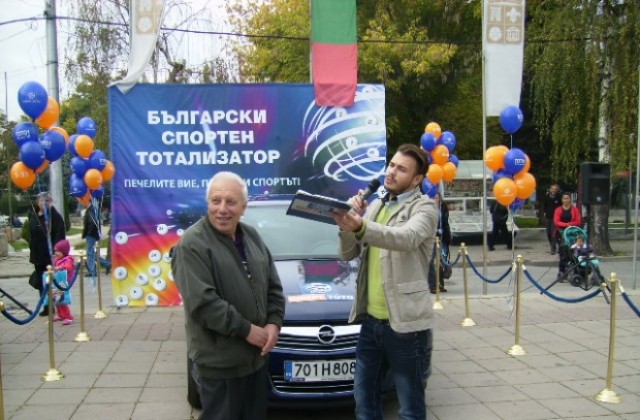 73-годишният Йордан Иванов получи ключовете за спечелената от тотализатора кола
