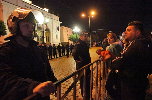 120-та вечер на протести, демонстранти пак причакаха Орешарски