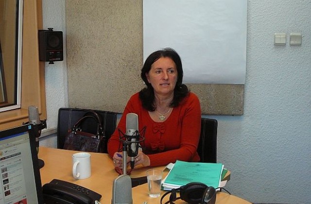 Даниела Бобева призна за готвени съкращения в администрацията