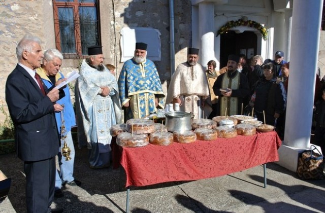 Курбан за храмовия си празник правят в село Добрич