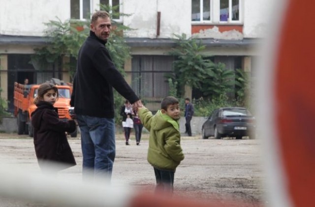 Лекари прегледаха бежанците в квартал Враждебна