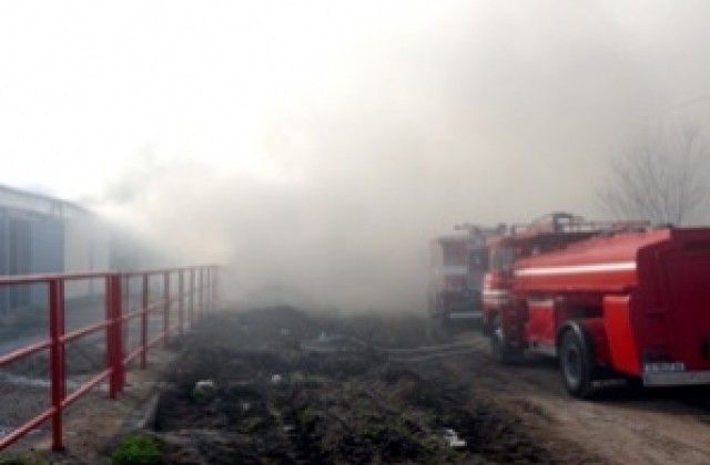 Пожар изпепели хиляди бали и два автомобила